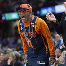 Spike Lee alienta a los Knicks de Nueva York en un partido de playoffs ante los Cavaliers de Cleveland, el miércoles 26 de abril de 2023 (AP Foto/Phil Long)