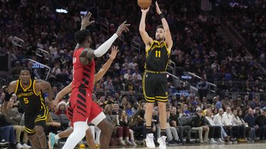 Klay Thompson, de los Warriors de Golden State, intenta un t riple en el encuentro del sábado 23 de diciembre de 2023, ante los Trail Blazers de Portland (AP Foto/Jeff Chiu)