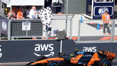 El piloto de McLaren Lando Norris cruza la meta para ganar el Gran Premio de Hungría de la Fórmula Uno, el domingo 26 de julio de 2026. (AP Foto/Darko Bandic)