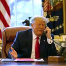En esta imagen publicada en el reporte final del Comité Selecto de la Cámara de Representantes que investiga el asalto al Capitolio del 6 de enero, el presidente, Donald Trump, habla por teléfono con el vicepresidente, Mike Pence, desde la Oficina Oval en la Casa Blanca, el 6 de enero de 2021. (Comité Selecto de la Cámara de Representantes via AP)