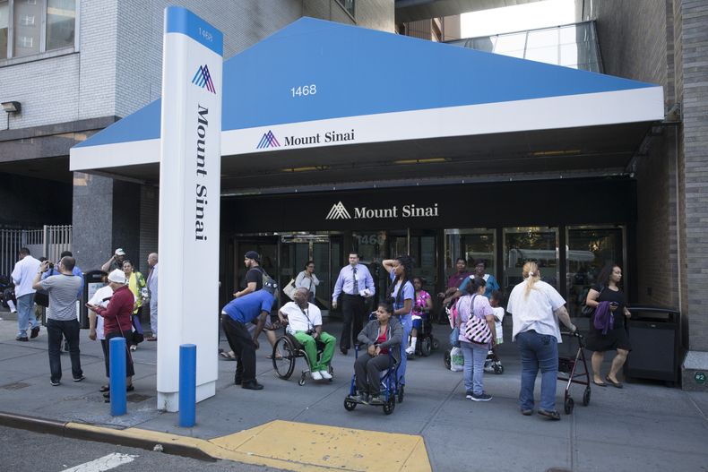 Peatones pasan frente al Hospital Mount Sinai de Nueva York. Un hombre que estuvo recientemente en Africa Occidental y ten&iacute;a fiebre y s&iacute;ntomas gastrointestinales fue hospitalizado en aislamiento el lunes mientras se le realizaban an&aacute;l
