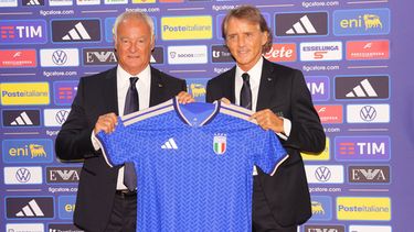 El nuevo técnico de la selección de Italia Roberto Mancini (derecha) y el nuevo director deportivo Claudio Ranieri posan durante una rueda de prensa, el miércoles 29 de julio de 2026, en Roma. (Alfredo Falcone/LaPresse vía AP)