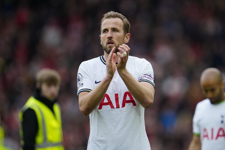 ARCHIVO - Foto del 30 de abril del 2023 Harry Kane, delantero del Tottenham, aplaude a la afición tras la derrota por 4-3 ante el Liverpool en la Liga Premier. El viernes 11 de agosto del 2023, Kane está cerca de irse al Bayern Munich. (AP Foto/Jon Super, Archivo)