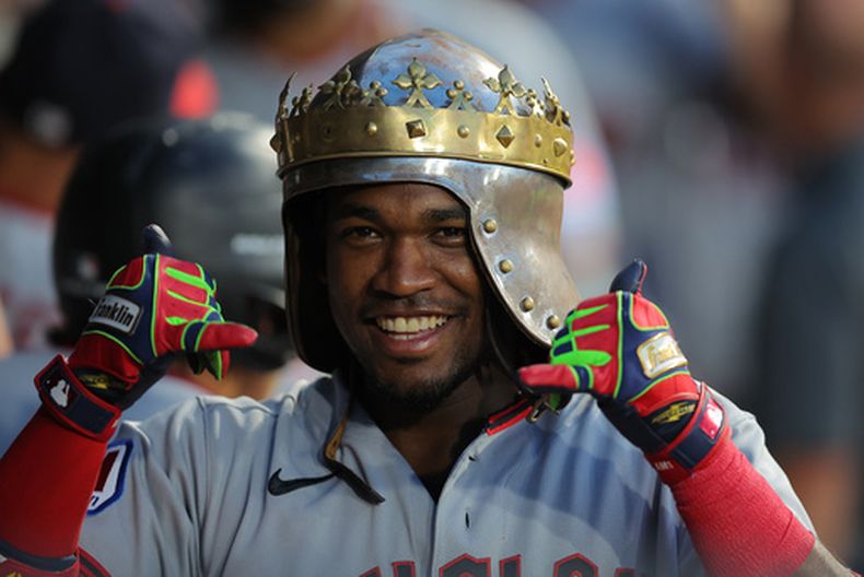 El dominicano Ángel Martínez festeja en la cueva luego de conseguir un grand slam por los Guardianes de Cleveland ante los Medias Blancas de Chicago, el viernes 7 de agosto de 2026 (AP Foto/Melissa Tamez)