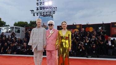 Tilda Swinton, izquierda, el director Pedro Almodóvar y Julianne Moore posan a su llegada para el estreno de la película The Room Next Door durante la 81ª edición del Festival de Cine de Venecia en Venecia, Italia, el lunes 2 de septiembre de 2024. (Foto Joel C Ryan/Invision/AP)