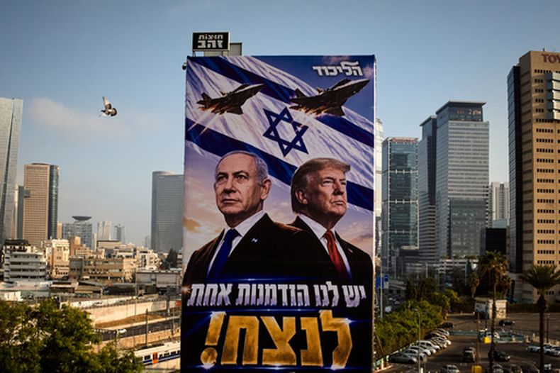 Una paloma vuela junto a un cartel de campaña del partido Likud con la imagen del presidente de Estados Unidos, Donald Trump, y el primer ministro de Israel Benjamin Netanyahu, con el mensaje en hebreo Tenemos una oportunidad de ganar, en Tel Aviv, Israel, el lunes 26 de octubre de 2026. (AP Foto/Oded Balilty)