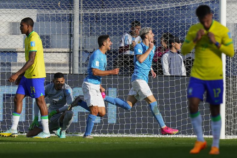 Dor Turgeman (derecha), de la selección de Israel, festeja tras anotar el tercer tanto de su equipo ante Brasil en la prórroga de los cuartos de final del Mundial Sub20, el sábado 3 de junio de 2023, en San Juan, Argentina (AP Foto/Natacha Pisarenko)