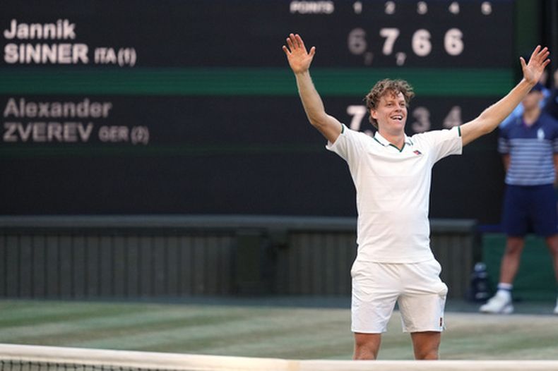 El italiano Jannik Sinner reacciona después de vencer al alemán Alexander Zverev en la Final masculina del Campeonato de Tenis de Wimbledon, el domingo 12 de julio de 2026, en Londres. (AP Foto/Kirsty Wigglesworth)