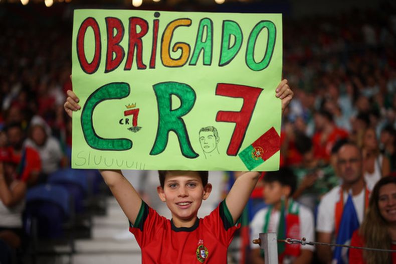 Un niño sostiene un afiche con un mensaje de agradecimiento a Cristiano Ronaldo previo al partido entre Portugal y Noruega en la Liga de Naciones, el domingo 4 de octubre de 2026, en Oporto. (AP Foto/Luis Vieira)