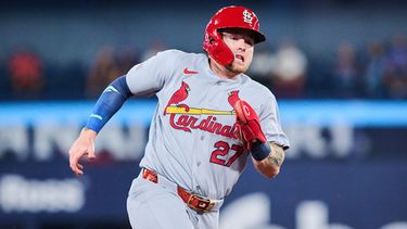 Nathan Church (de los Cardenales de San Luis) corre a toda velocidad para anotar con un doblete de Lars Nootbaar durante la tercera entrada de un partido de béisbol contra los Azulejos de Toronto en Toronto, el domingo 2 de agosto de 2026. (Sammy Kogan/The Canadian Press vía AP)
