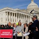 La representante republicana por Georgia Marjorie Taylor Greene en una conferencia de prensa sobre el caso Epstein, afuera del Capitolio estadounidense en Washington, el 18 de noviembre del 2025. (AP foto/Julia Demaree Nikhinson)