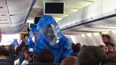 americateve | En medio del vuelo, el hombre empezó a estornudar y afirmó que había estado en África.