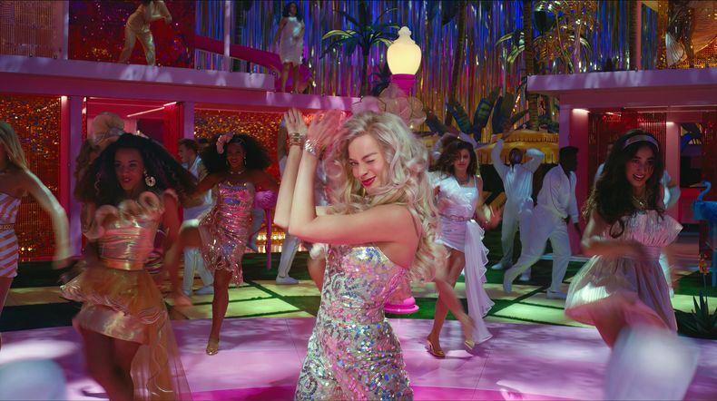 En esta imagen proporcionada por Warner Bros. Pictures, Margot Robbie en una escena de Barbie. (Warner Bros. Pictures via AP)