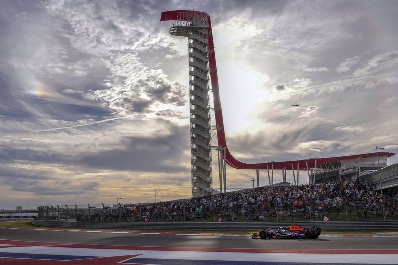 El holandés Max Verstappen, de Red Bull, disputa el sprint del Gran Premio de Estados Unidos, el sábado 21 de octubre de 2023, en Austin, Texas (AP Foto/Nick Didlick)