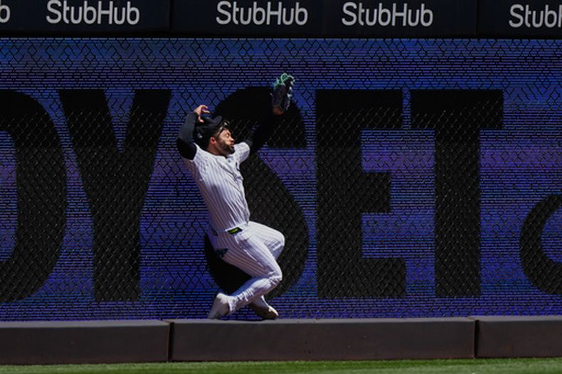Jasson Domínguez de los Yankees de Nueva York se lesiona al atrapar una bola de Brandon Nimmo de los Rangers de Texas el jueves 7 de mayo del 2026. (AP Foto/Frank Franklin II)