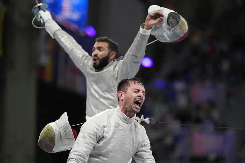 El alemán Matyas Szabo (abajo) se lamenta al final de un duelo de cuartos de final de esgrima ante el egipcio Ziad Elsissy, en los Juegos Olímpicos de París, el sábado 27 de julio de 2024. (AP Foto/Andrew Medichini)