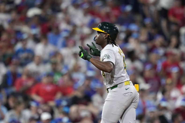 Lawrence Butler, de los Atléticos de Oakland, festeja luego de batear un jonrón de dos carreras en el juego del viernes 12 de julio de 2024, ante los Filis de Filadelfia (AP Foto/Matt Slocum)