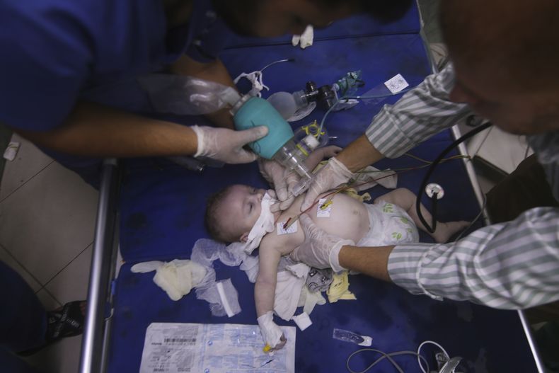 Un bebé palestino herido por bombardeos de Israel es atendido en el hospital de Al-Najar, en Rafah, Franja de Gaza, el viernes 13 de octubre de 2023. (AP Foto/Hatem Ali)