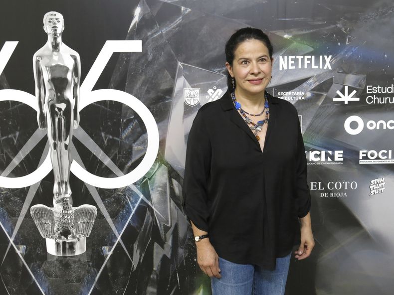Arcelia Ramírez, de la película La civil, posa a su llegada al almuerzo de nominados de la 65a edición del Premio Ariel de la Academia Mexicana de Artes y Ciencias Cinematográficas en la Ciudad de México el 3 de agosto de 2023. (Foto AP/Berenice Bautista)