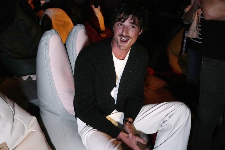 ARCHIVO - El actor Jacob Elordi luce un bigote en el desfile de moda Primavera Verano 2025 de Bottega Veneta en Milán, Italia, el 21 de septiembre de 2024. (Foto AP/Luca Bruno, archivo)