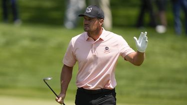 Bryson DeChambeau agradece los aplausos en el hoyo 16 de la primera ronda del Campeonato de la PGA, el jueves 18 de mayo de 2023, en Pittsford, Nueva York (AP Foto/Seth Wenig)