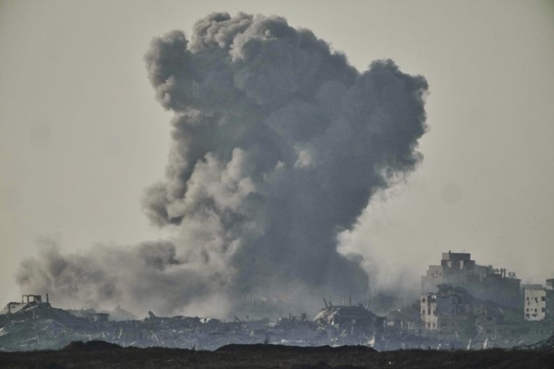 Una columna de humo se levanta desde un sitio de la Franja de Gaza bombardeado por Israel el miércoles 11 de junio de 2025. (AP Foto/Ariel Schalit)