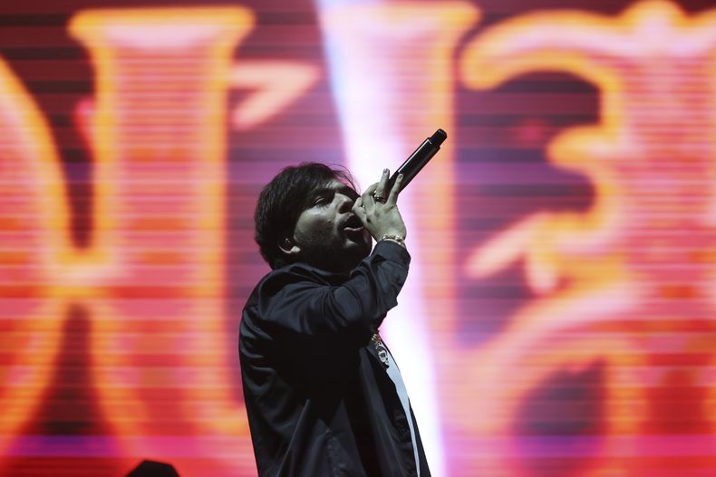 El cantante mexicano Tito Double P durante su presentación en el festival Arre en la Ciudad de México el 7 de septiembre de 2024. (Foto AP/Ginnette Riquelme)