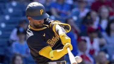 El bateador designado de los Piratas de Pittsbugh Andrew McCutchen pega el jonrón 300 de su carrera en la octava entrada del juego ante los Filis de Filadelfia el domingo 14 de abril del 2024. (AP Foto/Laurence Kesterson)