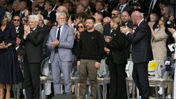 El presidente de Ucrania, Volodymyr Zelenskyy (centro), y otros mandatarios, durante la conmemoración del 80 aniversario del Desembarco de Normandía de la Segunda Guerra Mundial, el 6 de junio de 2024, en Normandía, Francia. (AP Foto/Evan Vucci)