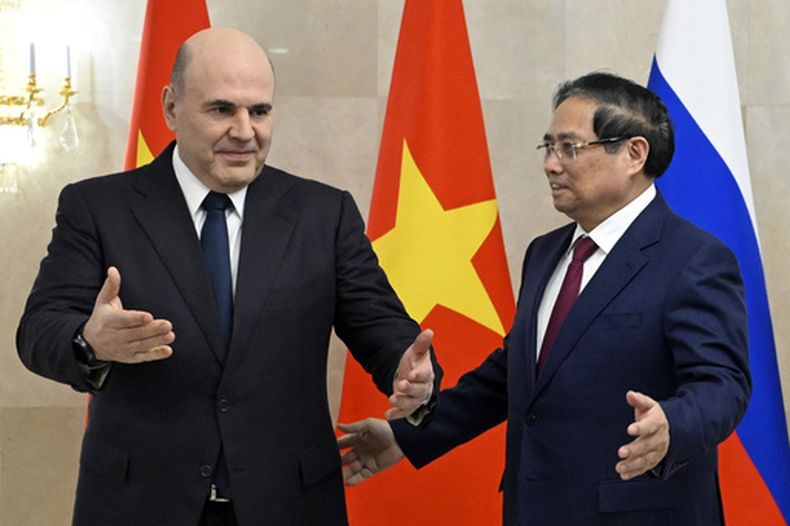 El primer ministro ruso Mikhail Mishustin, a la izquierda, da la bienvenida al primer ministro vietnamita Pham Minh Chinh para conversaciones, en Moscú, el 23 de marzo de 2026. (Foto, Alexander Miridonov, Sputnik, government pool vía AP)