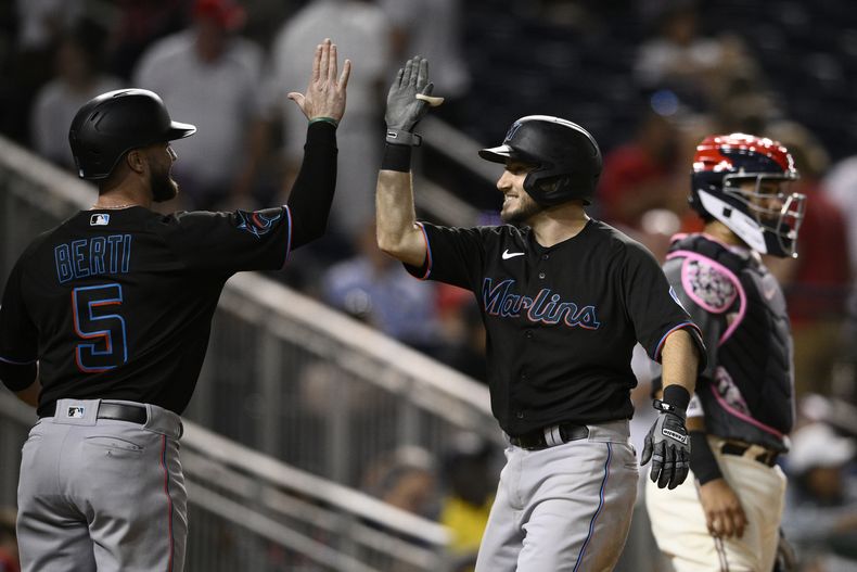 Garrett Hampson, de los Marlins de Miami, festeja con su compañero Jon Berti, luego de conectar un jonrón de dos carreras ante los Nacionales de Washington, el viernes 1 de septiembre de 2023 (AP foto/Nick Wass)