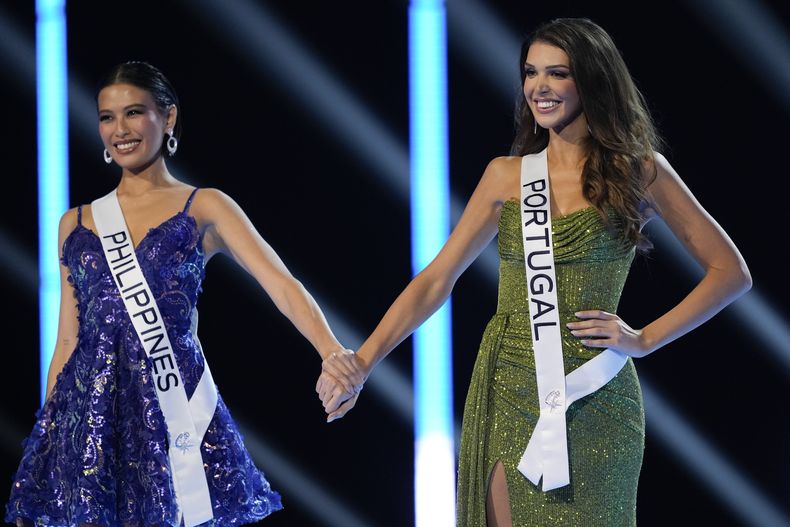 Miss Filipinas Michelle Dee, izquierda, y Miss Portugal Marina Machete en la final de la 72a edición de Miss Universo en San Salvador, El Salvador, el sábado 18 de noviembre de 2023. (Foto AP/Moises Castillo) 72nd Miss Universe Beauty Pageant in San Salvador, El Salvador, Saturday, Nov. 18, 2023. (AP Photo/Moises Castillo)