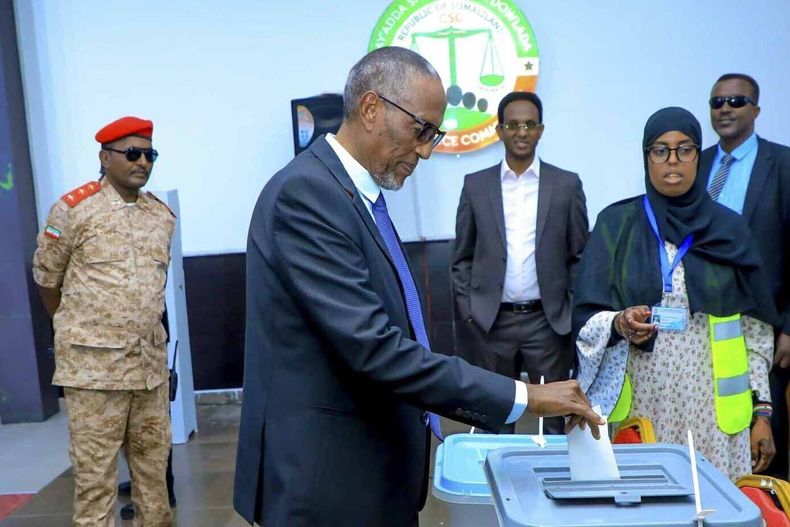 El presidente de Somalilandia, Muse Bihi Abdi (centro), deposita su voto en un centro de votación durante las elecciones presidenciales, en Hargeisa, Somalilandia, el 13 de noviembre de 2024. (AP Foto/Abdirahman Aleeli)