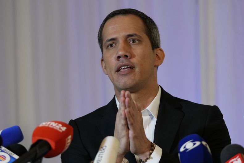 El líder de la oposición venezolana, Juan Guaidó, habla durante una conferencia de prensa el jueves 27 de abril de 2023 en La Jolla Ballroom en Coral Gables, Florida. (AP Foto/Wilfredo Lee)