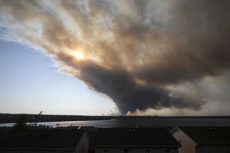 Un humo espeso cubre el cielo de Halifax durante la propagación de un incendio forestal fuera de control en una comunidad suburbana que destruyó viviendas y obligó el desalojo de numerosos habitantes en Halifax, Nueva Escocia, el domingo 28 de mayo de 2023. (Kelly Clark/The Canadian Press vía AP)