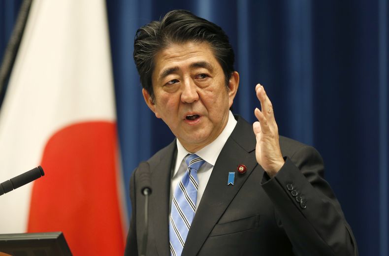 El primer ministro japon&eacute;s, Shinzo Abe, habla durante una conferencia de prensa en su residencia oficial en Tokio, el martes 18 de noviembre de 2014. (Foto AP/Shizuo Kambayashi)