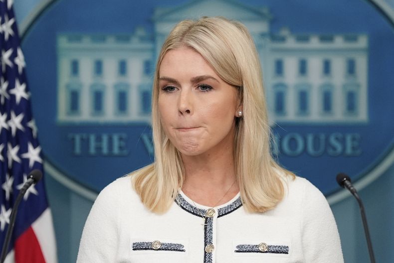 La secretaria de prensa de la Casa Blanca, Karoline Leavitt, habla con los reporteros en la Sala de Prensa James Brady de la Casa Blanca, el jueves 17 de julio de 2025, en Washington. (AP Foto/Alex Brandon)