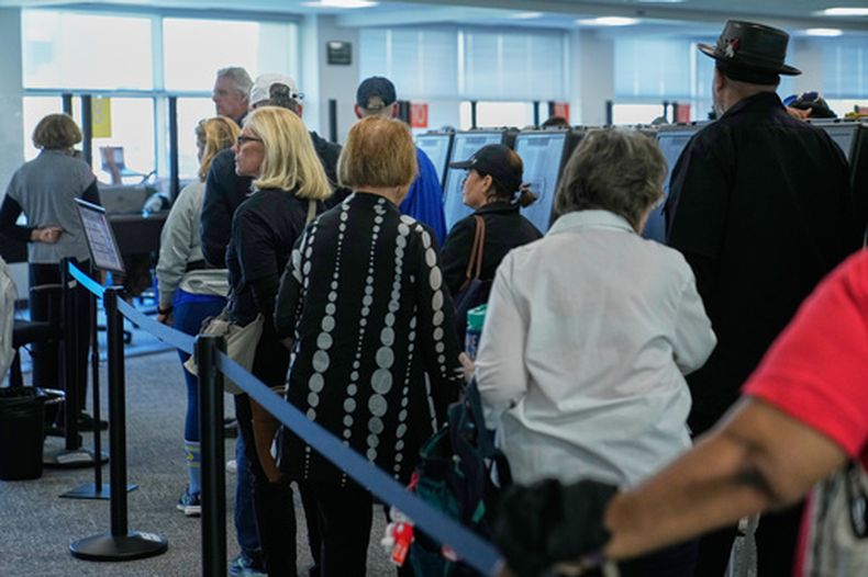 Personas hacen fila para recibir sus papeletas para las votaciones presenciales anticipadas, el 7 de octubre de 2026, en Cleveland. (AP Foto/Sue Ogrocki)