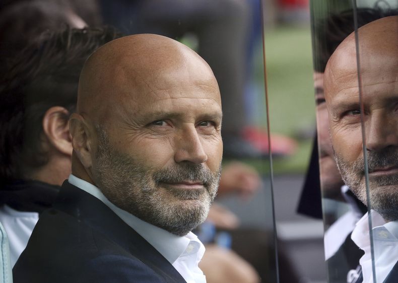 ARCHIVO - Stefano Colantuono, técnico del Udinese, observa un encuentro ante el Genoa, el 4 de octubre de 2015 (AP Foto/Paolo Giovannini, archivo)