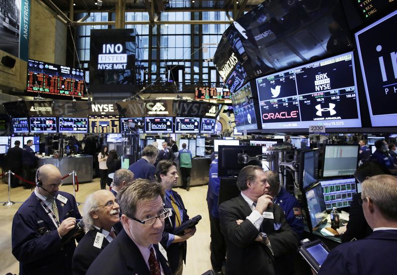 Fotograf&iacute;a de archivo del 12 de febrero de 2014 de operadores trabajando en el piso de la Bolsa de Valores de Nueva York. (Foto AP/Mark Lennihan)