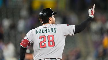 Nolan Arenado de los Diamondbacks de Arizona hace un gesto al bullpen tras correr las bases tras su jonrón en la séptima entrada ante los Rockies de Colorado el martes 22 de septiembre del 2026. (AP Foto/David Zalubowski)