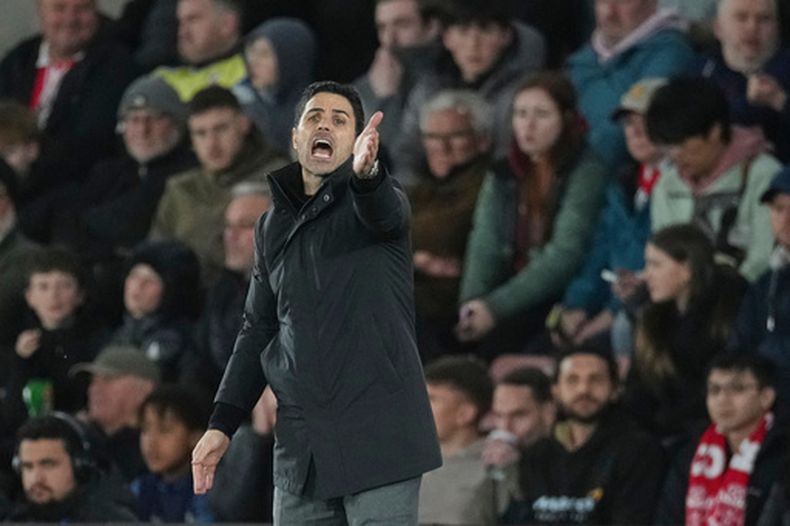 El español Mikel Arteta, técnico del Arsenal, da indicaciones durante un partido ante Southampton en la Copa de la FA, el sábado 4 de abril de 2026 (AP Foto/Dave Shopland)