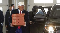 El expresidente Donald Trump llega a entregar pizza al Departamento de Bomberos de Waukee, Iowa, el domingo 14 de enero de 2024. (AP Foto/Andrew Harnik)