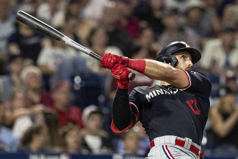 Joey Gallo, de los Mellizos de Minnesota, conecta un jonrón de tres carreras en el juego ante los Filis de Filadelfia, el sábado 12 de agosto de 2023 (AP Foto/Laurence Kesterson)