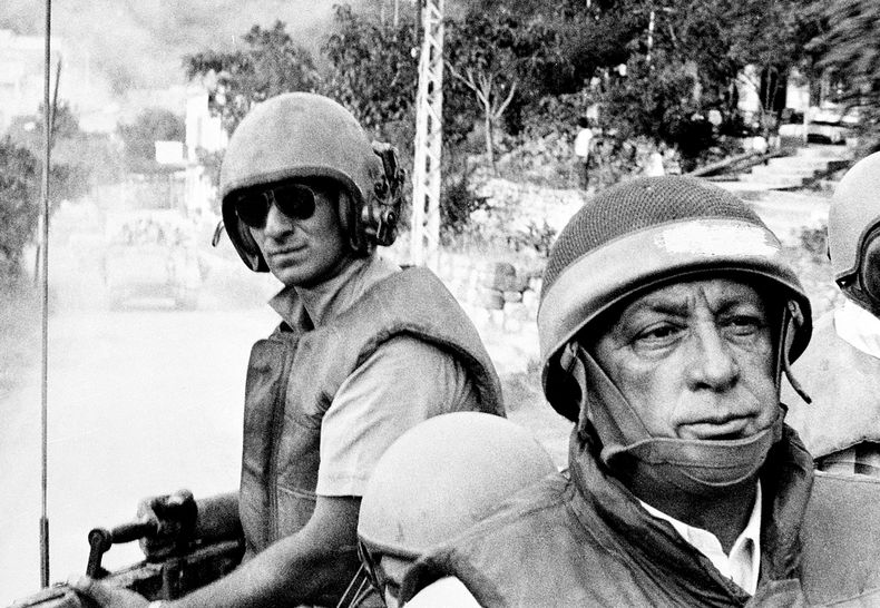 Como ministro de Defensa israel&iacute;, Ariel Sharon, a la derecha, recorre en un veh&iacute;culo blindado las unidades militares de su pa&iacute;s que avanzan hacia las afueras de Beirut, L&iacute;bano, durante la ocupaci&oacute;n israel&iacute;, el 15