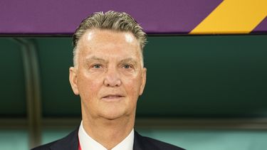 Entrenador holandés Van Gaal abraza a reportero en Mundial