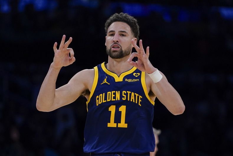 ARCHIVO - El escolta de los Warriors de Golden State, Klay Thompson durante la segunda mitad de un partido de baloncesto de la NBA, el martes 9 de abril de 2024, en Los Ángeles. Klay Thompson dejará atrás a los Golden State tras un acuerdo con los Mavericks de Dallas, campeones de la Conferencia Oeste, y cambiar de franquicia por primera vez en sus 13 años de carrera en la NBA, dijeron el lunes 1 de julio de 2024 dos personas con conocimiento de la decisión. (AP Foto/Ryan Sun)