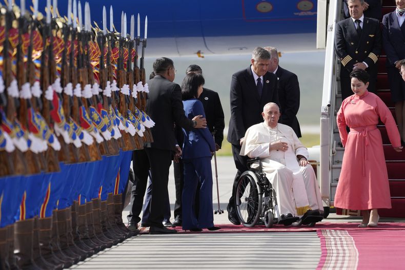 El papa Francisco es recibido por la ministra de Relaciones Exteriores de Mongolia, Batmunkh Battsetseg, derecha, el viernes 1 de septiembre de 2023, a su llegada al Aeropuerto Internacional Gengis Kan, en Ulán Bator, Mongolia. (AP Foto/Andrew Medichini)
