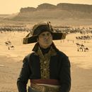 En esta imagen proporcionada por Apple TV+, Joaquin Phoenix en una escena de Napoleon. (Apple TV+ vía AP)