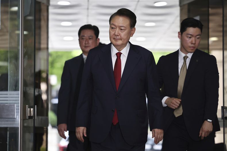 El ex presidente surcoreano Yoon Suk Yeol (cent) llega al tribunal en Seúl, Corea del Sur, el 9 de julio del 2025. (Kim Hong-Ji/Pool Photo via AP)